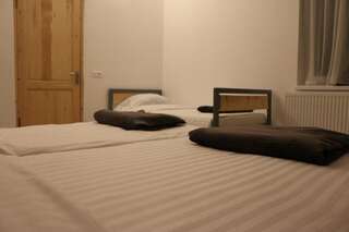 Отели типа «постель и завтрак» Kazbegi Chalet Степанцминда Трехместный номер с общей ванной комнатой-14